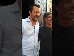 VIDEO Il ministro Salvini esce dall'hotel Delle Arti per lasciare la città
