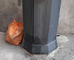 Abbandona i rifiuti, colto in flagrante e multato