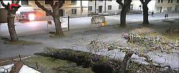 VIDEO Vaga per strada con un'ascia in mano