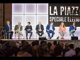 Piazza del Comune affollata per l'ultimo confronto fra i sette candidati sindaco