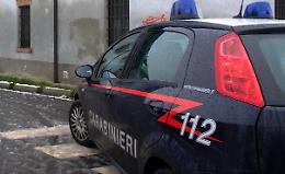 Abbraccia un anziano e gli ruba il portafoglio