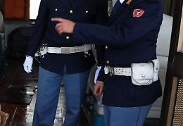 Lite in casa, interviene la polizia: spunta la droga, donna denunciata