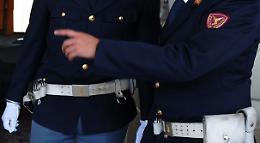 Nasconde la merce nelle giacche, denunciata coppia con passeggino