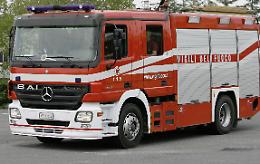 Trattore a fuoco, due ore di lavoro per i pompieri