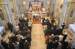 Il vescovo benedice la 'nuova' chiesa