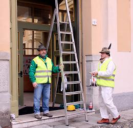 Alpini armati di pennello in azione alla Capra Plasio