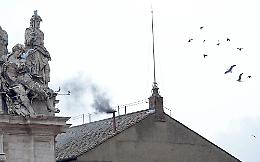 Altra fumata nera, i cardinali torneranno in Sistina nel pomeriggio
