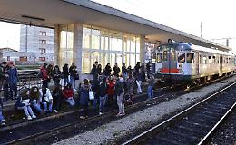 Pendolari della linea Cremona-Brescia occupano i binari