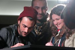 Marco Mengoni firma autografi a Cremona Due