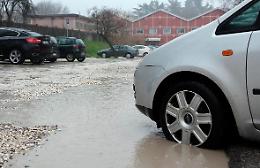 Via Stazione, il parcheggio come una piscina