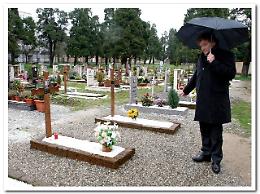 Servizi al cimitero, bufera su Demicheli