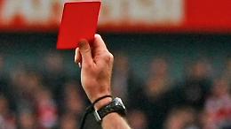 Chiedono spiegazioni per un'espulsione e l'arbitro 'scappa'