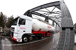 Multato, cerca di corrompere un agente: condannato