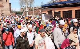Sikh in corteo per la festa di primavera