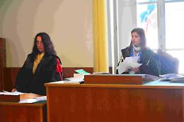 "Brandiva un bastone e ci minacciava": il caso finisce in tribunale