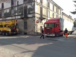 Cassone di autoarticolato si sgancia dalla motrice, via Vacchelli bloccata per due ore