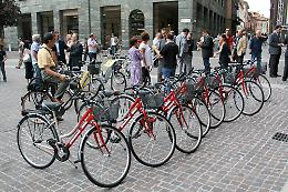 Dopo lo sfratto spuntano le bici del Comune rubate