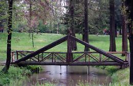 Appello per salvare il ponte degli innamorati