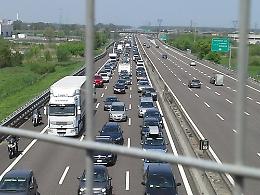 Tamponamento tra furgone e camion: un ferito grave trasportato in elicottero