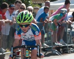 Petardi sui baby ciclisti
poi fa a pugni col vigile