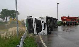 Bilico ribaltato sulla Sabbionetana