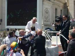 L'abbraccio di Papa Francesco al piccolo Davide