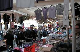 Abusivi tra i banchi del mercato, la rivolta degli ambulanti