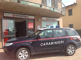 Rubano i soldi della banca, ma non quelli della cliente