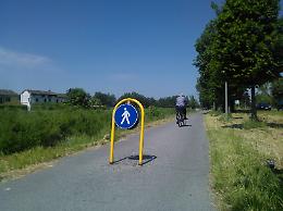 Donna scippata sulla ciclabile dei Mosi