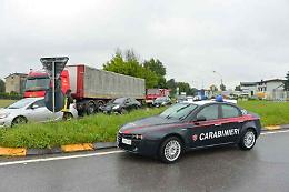 Pneumatico a fuoco, traffico in tilt alla rotonda Po