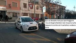 'Il candidato sindaco della Lega parcheggia sugli stalli dei disabili'