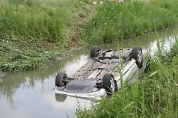 Con l'auto in un fosso pieno d'acqua, 38enne viadanese salvata da tre giovani