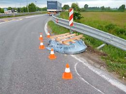 Rotonda sulla sp 10, camion perde nastri d'acciaio