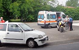 Schianto in moto, centauro si frattura una gamba