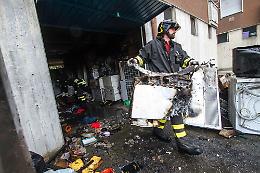 Fiamme e fumo, garage distrutto