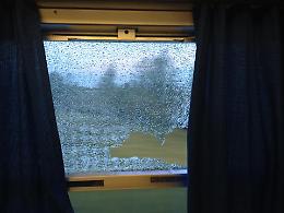 Sassate contro il treno