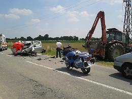Auto si schianta contro trattore, un giovane carabiniere ferito 