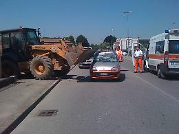 Auto contro escavatore, paura per una 77enne