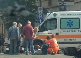 Auto contro scooter, spavento per una donna