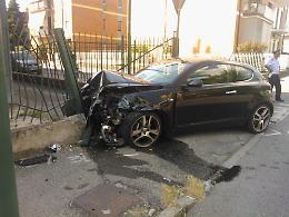 Schianto, auto incastrata in un cancello