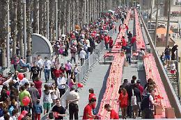 Fila di sandwich più lunga al mondo, Barcellona strappa il Guinness a Castelleone