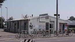 Vandali, droga e sporcizia tra le due stazioni