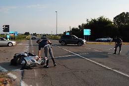 Auto contro scooter, ferito un centauro 59enne