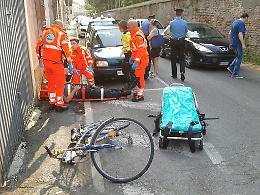 Perde l'equilibrio e cade, ferito ciclista