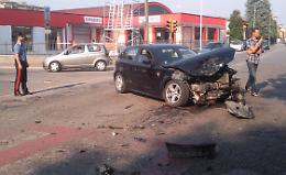 Schianto all'incrocio, due feriti