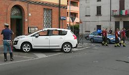 Donna travolta sulla porta di casa da un'auto