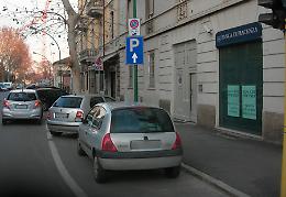 Parcheggi a lisca di pesce incompatibili con la sezione stradale di via dei Platani