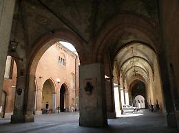 Mercoledì 7 agosto Dialetto in cortile Federico II