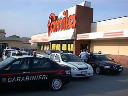 Ruba formaggi al Famila: sorpresa e denunciata