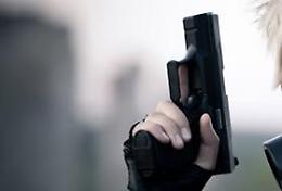 Scambia una coppia per ladri ed esplode tre colpi di pistola